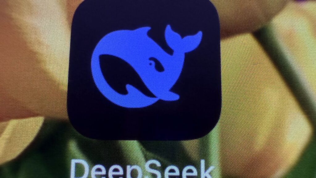 Anthropic DeepSeekのロゴが写った写真。0円のDeepSeek画像AIがOpus4.8を一部テストで抜いた