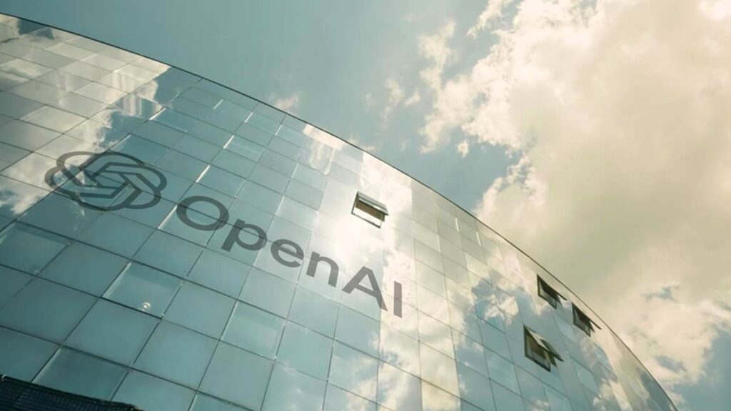 雲のある青空を背景に、OpenAIのロゴと社名が入ったガラス張りの曲面外壁を見上げた写真。0円でWordに来たChatGPTは本体で覚えたことを何も引き継がない