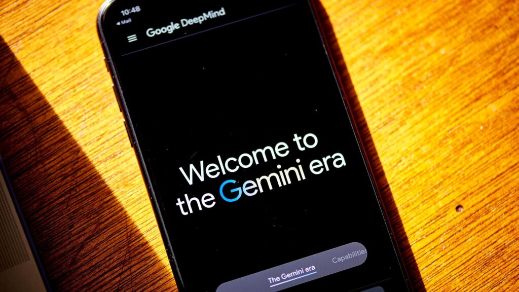 木目のテーブルに置かれたスマートフォンに「Welcome to the Gemini era」と表示されたGoogle DeepMindの画面。30秒で声を作り2.74セントのGemini新TTSは日本語で鳴るか