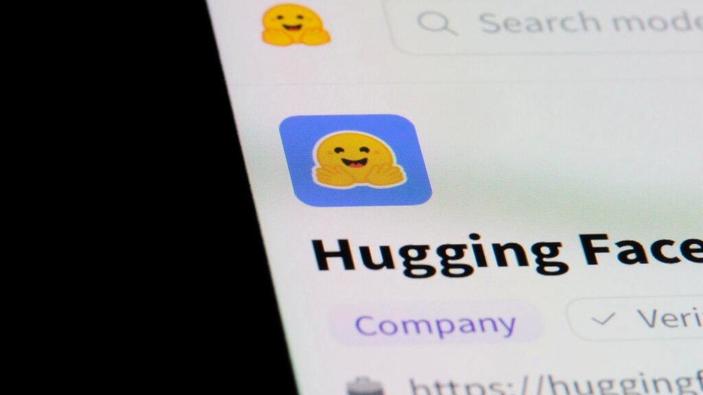 スマートフォンに表示されたHugging Faceのロゴとプロフィールページの画面。「5月に気づけば防げた」OpenAIのAIは2か月前に侵入していた