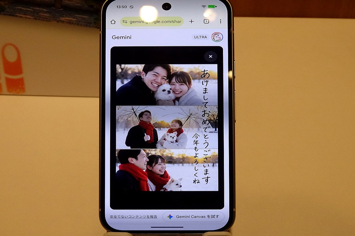 街角に立つ赤い郵便ポストの写真
