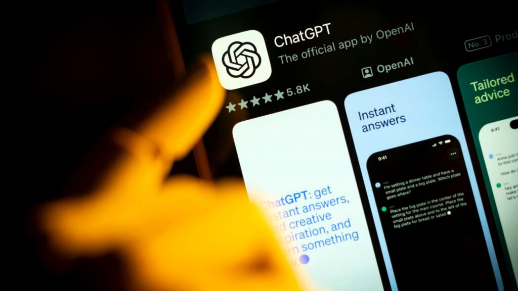 タブレットの画面に表示されたChatGPTのApp Storeページと手前にぼけた手元の写真