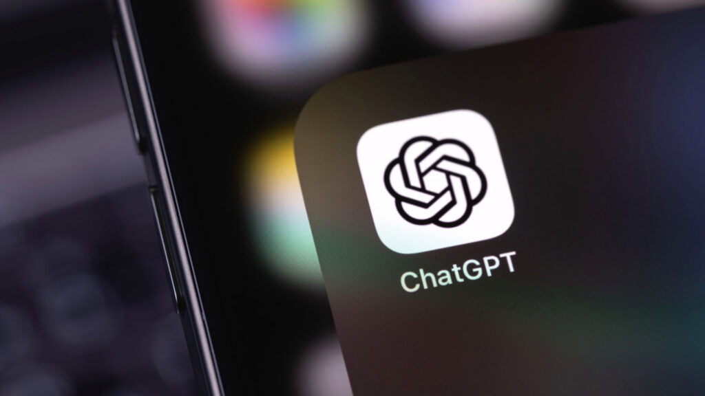 黒いスマートフォン画面の中央にChatGPTの白いアプリアイコンとロゴ文字が大きく表示されている写真