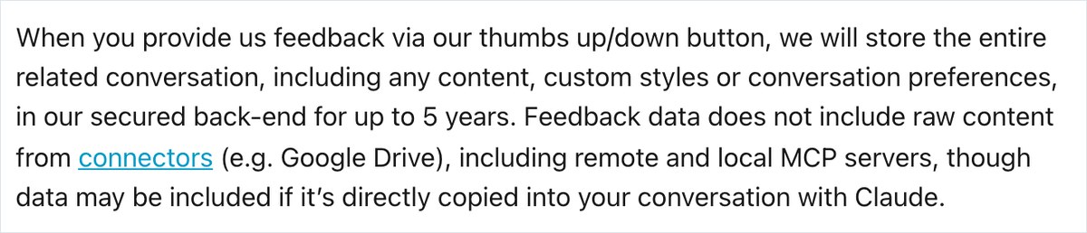 Anthropicのプライバシーセンターのページ。thumbs up/downのボタンでフィードバックを送ると会話全体を最長5年保存するという説明が表示されている