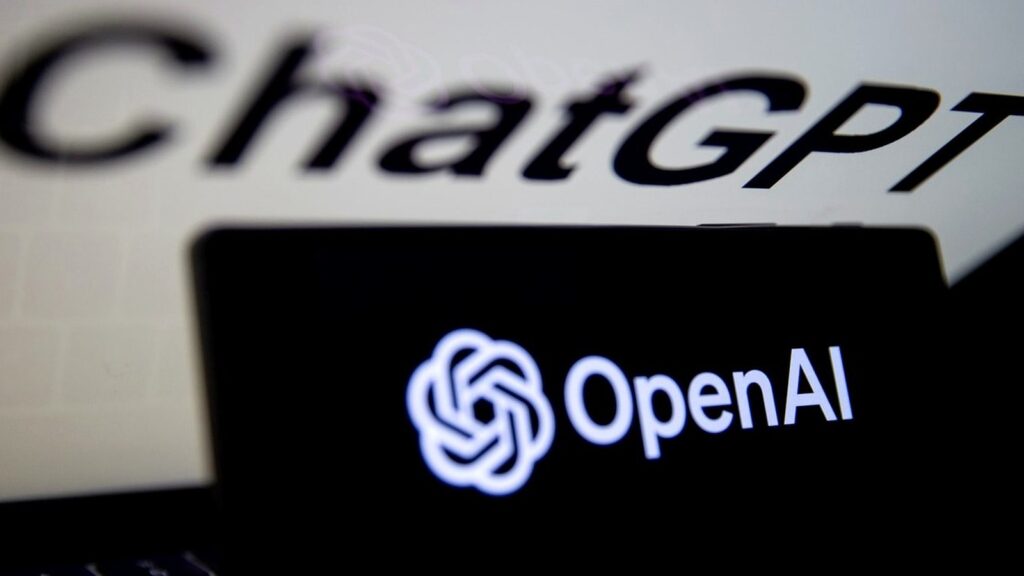 ChatGPT のロゴが部分的に見える背景の上に、OpenAI のロゴと社名が白い文字で黒い画面に表示されている。