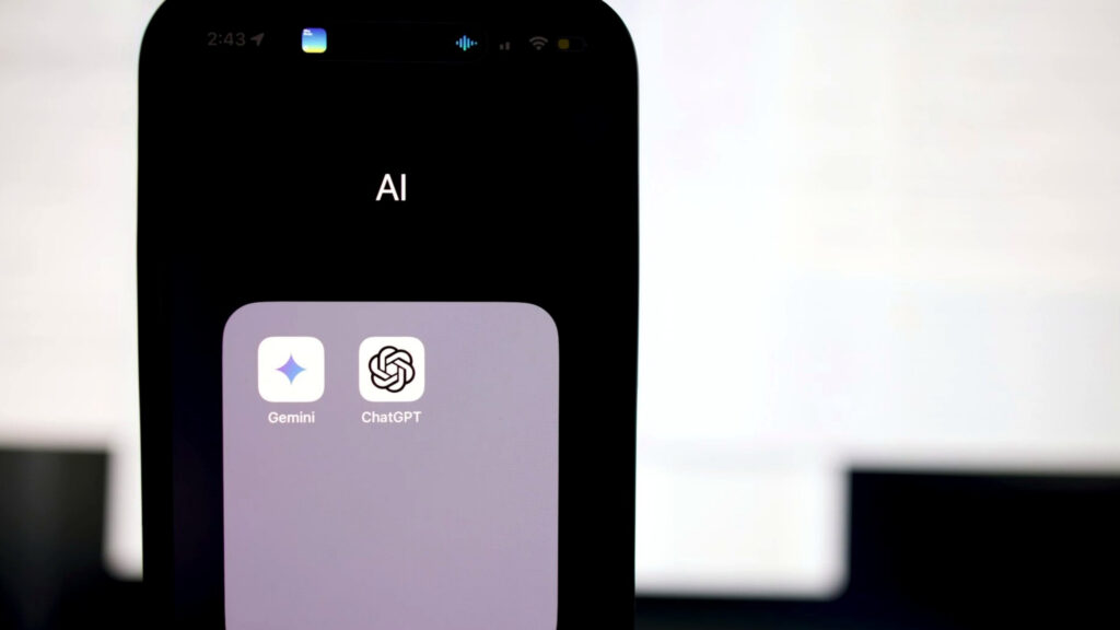 スマートフォンのホーム画面でAIフォルダを開き、GeminiとChatGPTのアプリアイコンが並んでいる写真