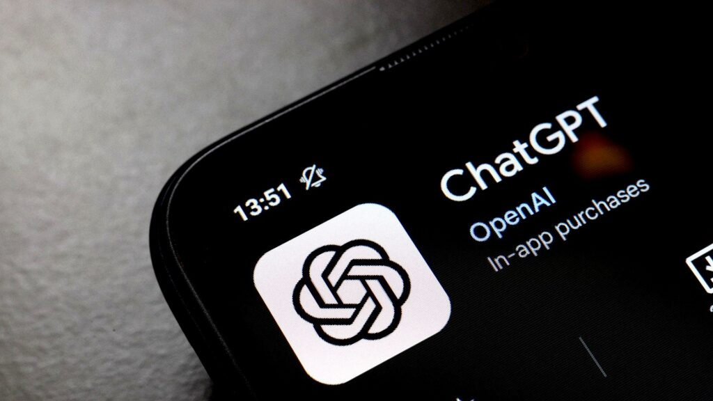 スマートフォンの画面に表示されたChatGPTアプリのアイコンとOpenAIの文字を接写した写真。ChatGPT Pro、20倍プランの受付を再開へ 5時間の制限も戻さない
