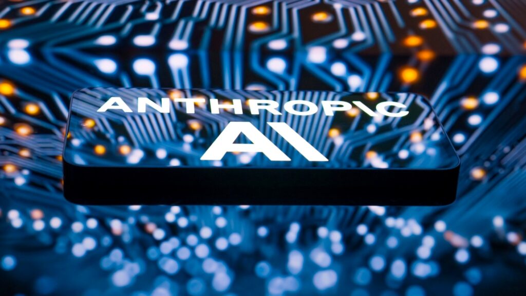 基板を背景に、ANTHROPIC AIのロゴが刻まれた黒いプレートが浮かんでいる写真。Claude Codeの100ドル分は10月8日を過ぎるともらえない