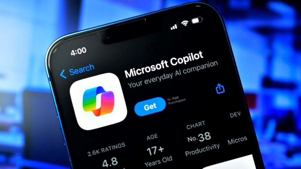 スマートフォンに表示されたApp StoreのMicrosoft Copilotアプリのダウンロード画面。Copilotを1人ごとの定額で入れた会社も3機能は使った分だけ払う