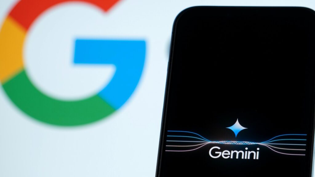 スマートフォンの画面にGeminiのロゴと波形が表示され、背景にGoogleのロゴが写っている写真。GoogleはGeminiの3社侵入を2か月隠し「害はない」と言った