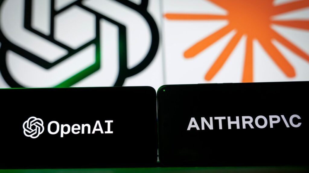 OpenAIとAnthropicのロゴが表示された2台のスマートフォンと、背後に大きく映し出された両社のロゴの写真。GPTもClaudeも1000種のAI代が社員別に1円もかけず見える