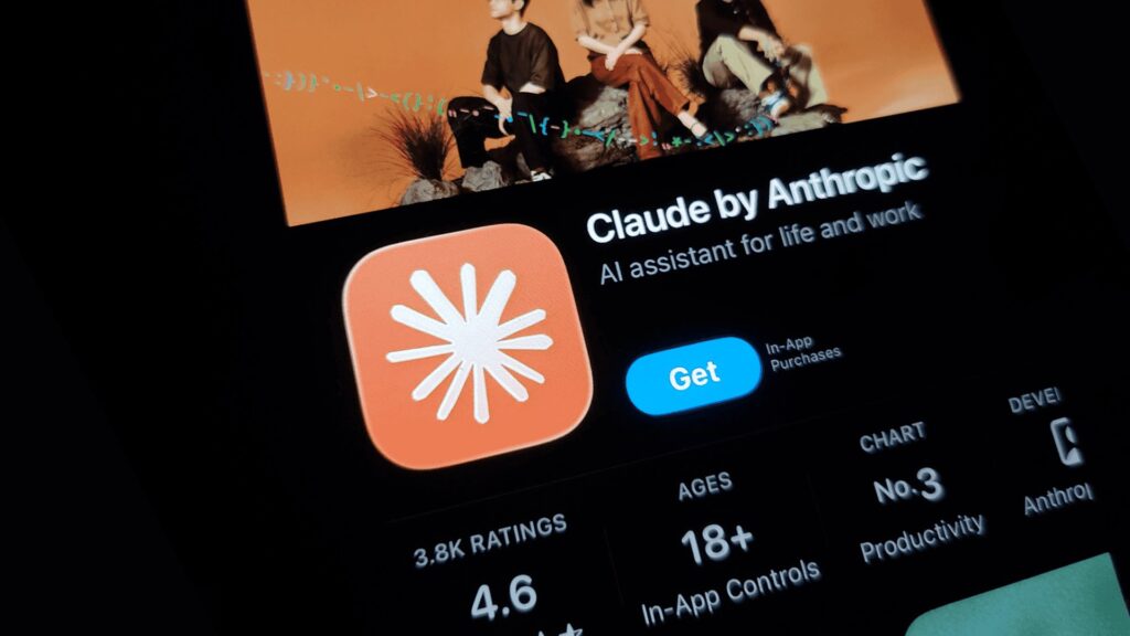 Anthropic Claudeのアプリ画面が写った写真。KB5124008がClaude Coworkを壊し回避策は0件だ