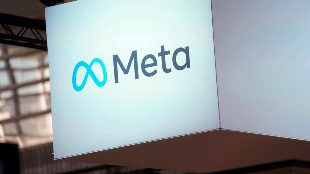 展示会場のブースに設置されたMetaのシンボルマーク（インフィニティ）と社名が書かれた大型ライトパネルの写真。Metaは「設定2つが必要」と言ったがMuseは許可なく全件読んだ