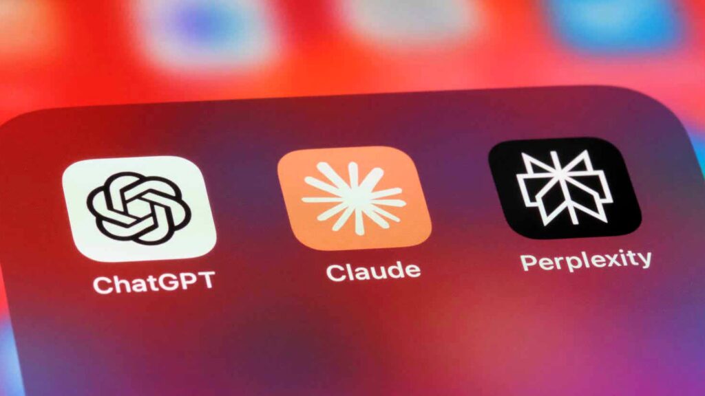 スマートフォンの画面にChatGPT・Claude・Perplexityの3つのアプリアイコンが並んだ写真。Opus 5.5は出力100万トークン20ドルで暴走も85%減った