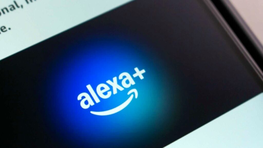 スマートフォン画面に表示された青い光とAmazonのalexa+ロゴの写真。Amazon、Alexa+を日本で開始 月3,000円はCopilotに次ぐ