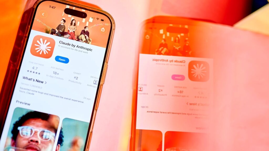 スマートフォン2台にApp StoreのClaude by Anthropicのアプリ紹介ページが表示された画面。Anthropic、30日分の記録を顧客のクラウドへ 申し込んでも保証はない