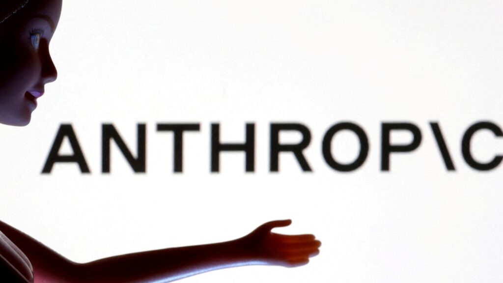 ANTHROPICのロゴが映る画面の前に、手を差し出す人形のシルエットが写った写真。Anthropic、Docsを無料化 Motionは個人4プランで使えない
