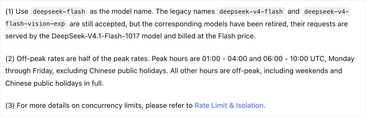 DeepSeekの英語の料金ページ。混む時間帯はUTCの月曜から金曜の1時から4時と6時から10時で、中国の祝日は除くと書かれている