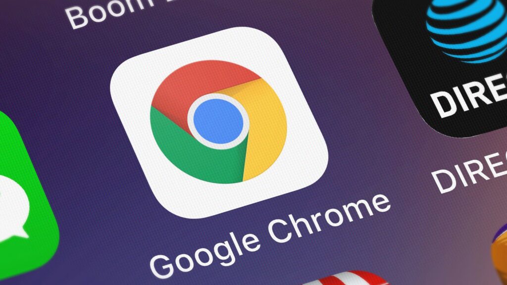 スマートフォンのホーム画面に並ぶGoogle Chromeのアプリアイコンを拡大して写した写真。Google、Chromeに4GBのAIを無断保存 消し方は示していない