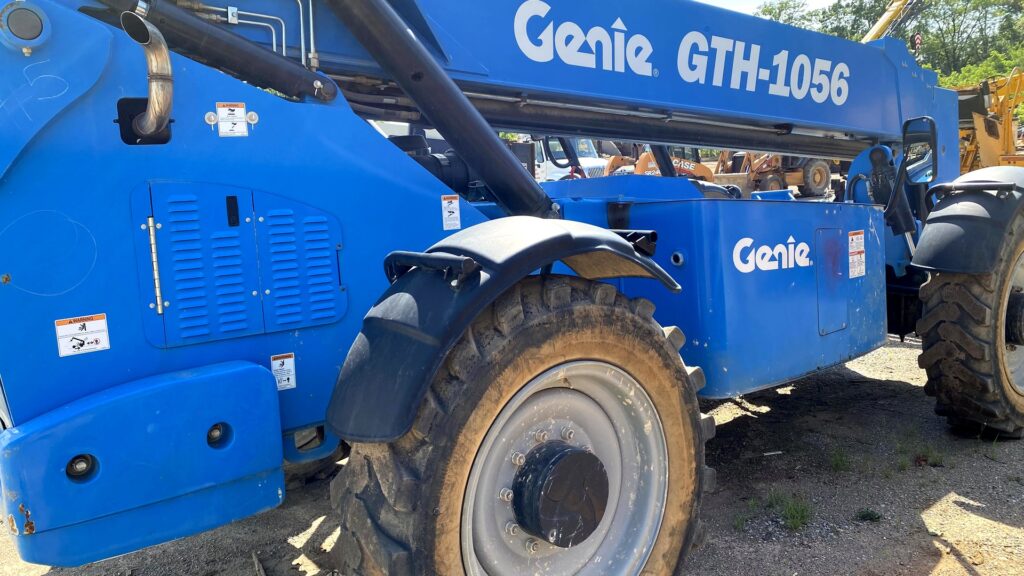 屋外の作業現場でテレハンドラー「Genie GTH-1056」の車体側面をアップで撮影した写真。Google、Genie 4を発表 日本のUltraは60秒の旧版だけだ