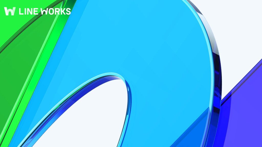 LINE WORKSのロゴと緑・青・紫のガラス状の立体オブジェクトをあしらったイメージ画像。LINE WORKS、AI電話番を月8,900円で開始 台本は変えられない