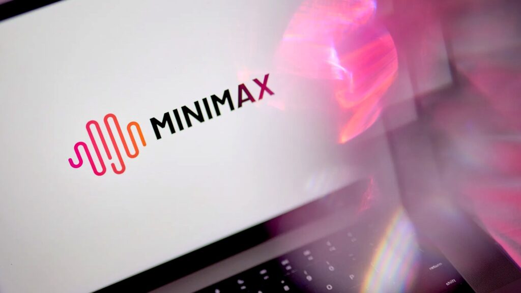ノートパソコンの画面に表示されたMINIMAXのロゴと、キーボードにピンク色の光が反射している写真。MiniMax、M3.1 Flashを発表 ライセンスは23日まで不明だ