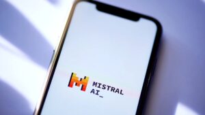 Mistral AI、1兆パラメータの新モデル公開 日本語の記載はない
