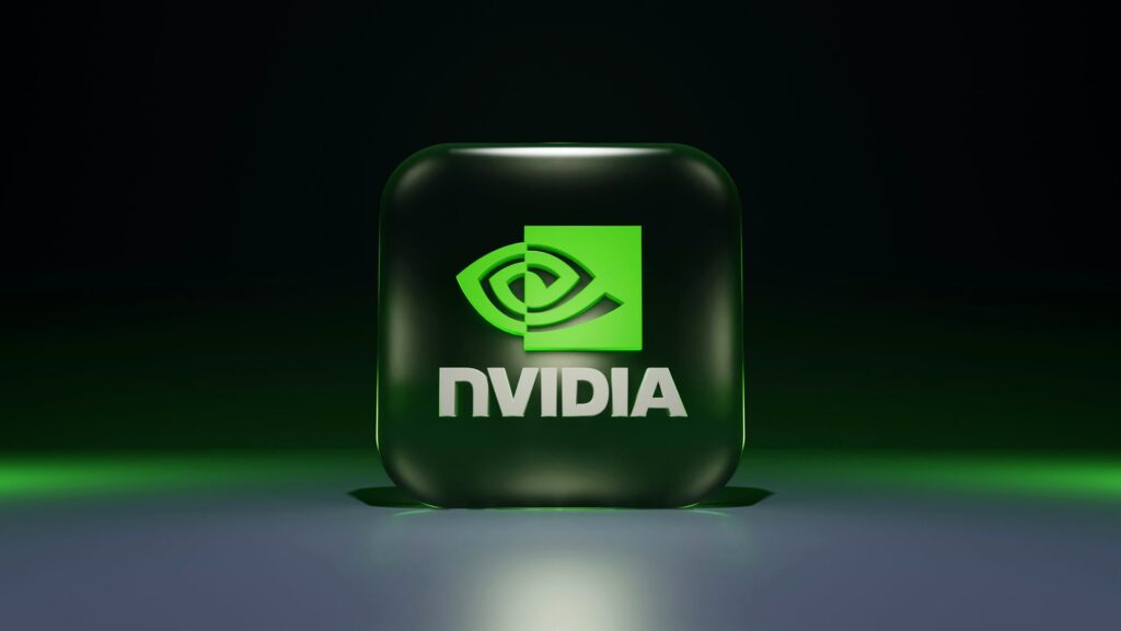 緑色のNVIDIAのロゴが光沢のある角丸パネルに浮かぶ画像。NVIDIA、文字起こしAIを0円で公開 日本語は3段階の2番目だ