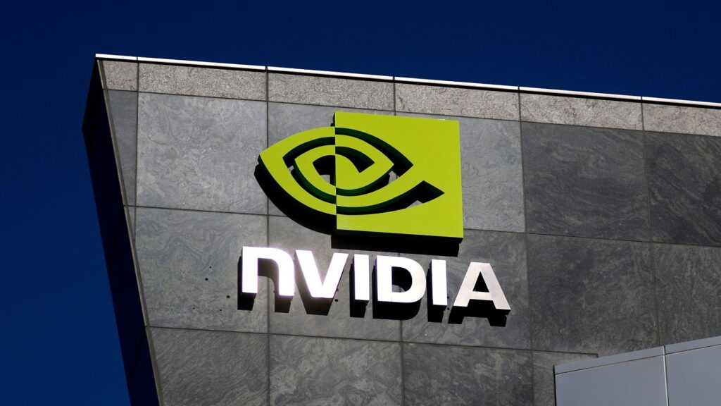 青空を背景にしたビル壁面にNVIDIAのロゴと社名ロゴサインが取り付けられている外観の写真。NVIDIA、DGX Sparkを2回値上げ 64GB版も初値より高い