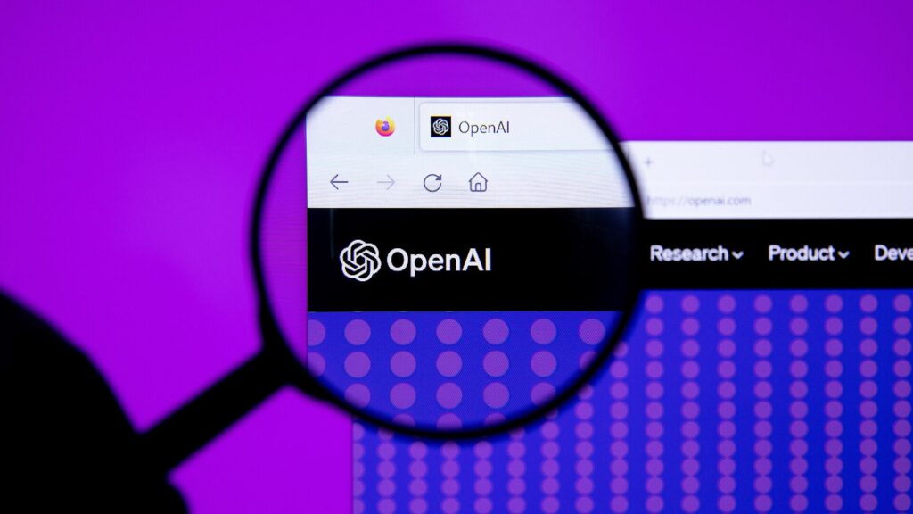 虫眼鏡で人物がOpenAIのロゴとブラウザのタブが表示された紫色の画面を拡大して見ている写真。OpenAI、ChatGPTのChrome拡張を刷新 ストア評価は2.4点だ