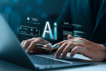 暗い背景でノートパソコンのキーボードを打つ両手の上に、「Ai」と「DATA」の青く光る文字が浮かんだ写真