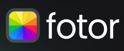 黒い背景に、虹色のカラーホイールのアイコンと白い文字の「fotor」を並べたFotorのロゴ