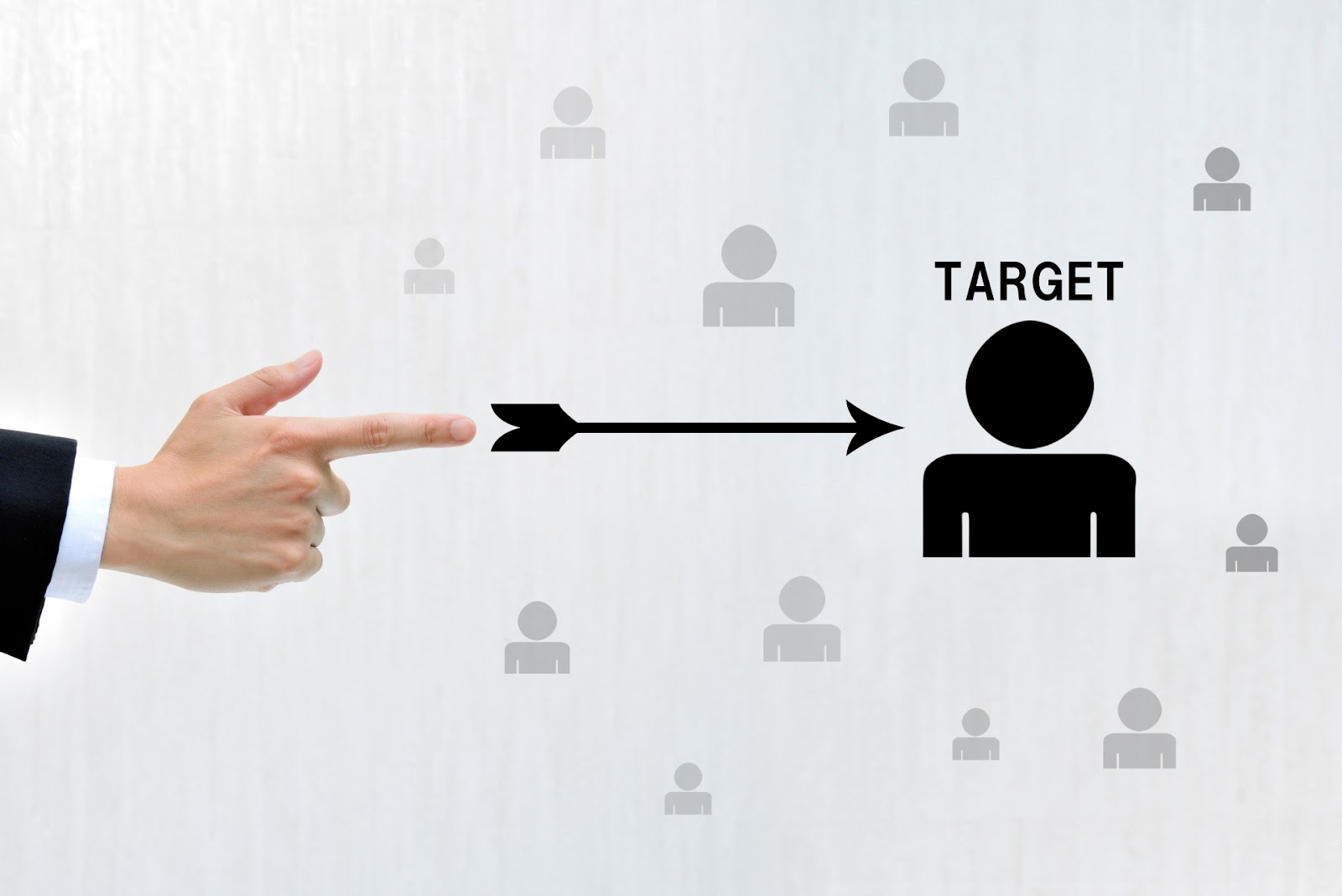 スーツの手が指さす先に矢印と「TARGET」と書かれた黒い人型のアイコンがあるイメージ画像